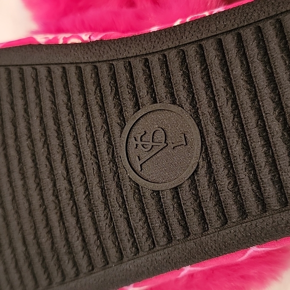 NWT Victoria's Secret Fur Trimmed Large Slipper Hot Pink 🔥 ❤️  Fisnet pattern - Picture 7 of 8